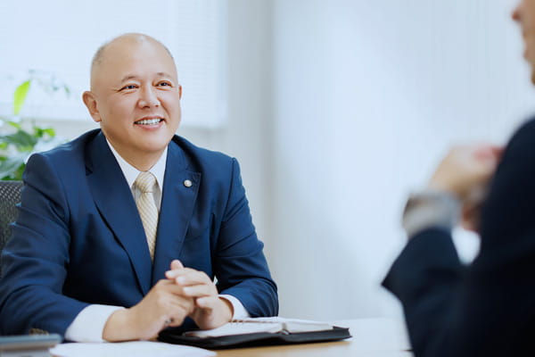 顧問先と話している菊地税理士事務所 所長の菊地正和