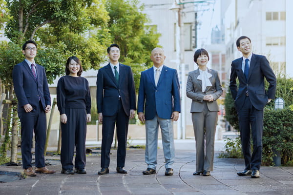 菊地税理士事務所スタッフの集合写真