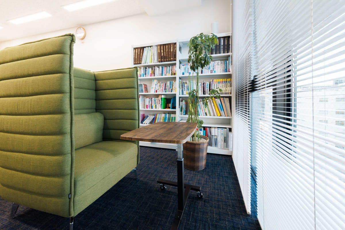 菊地税理士事務所のオフィスにある休憩用の椅子