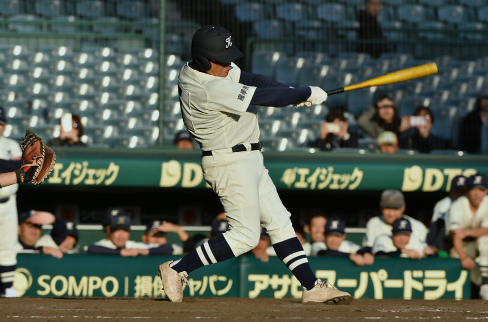 甲子園の打席に立つ菊地税理士事務所代表の菊地