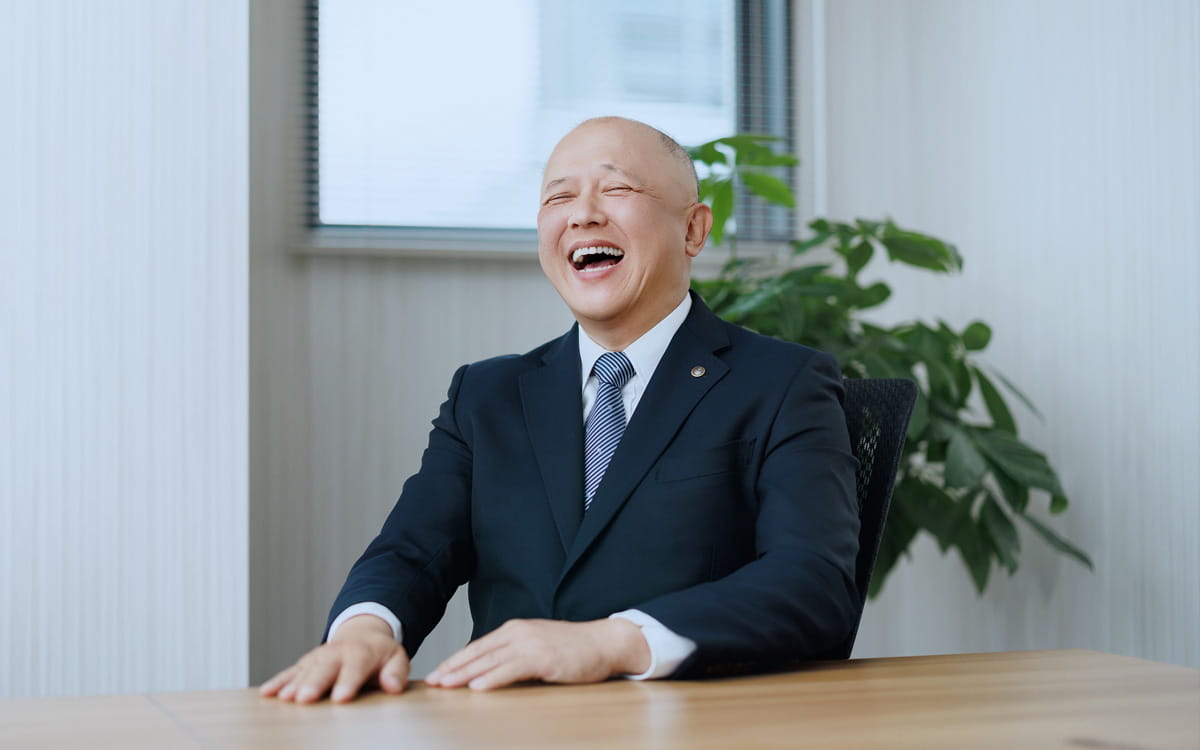 爆笑する菊地税理士事務所代表の菊地