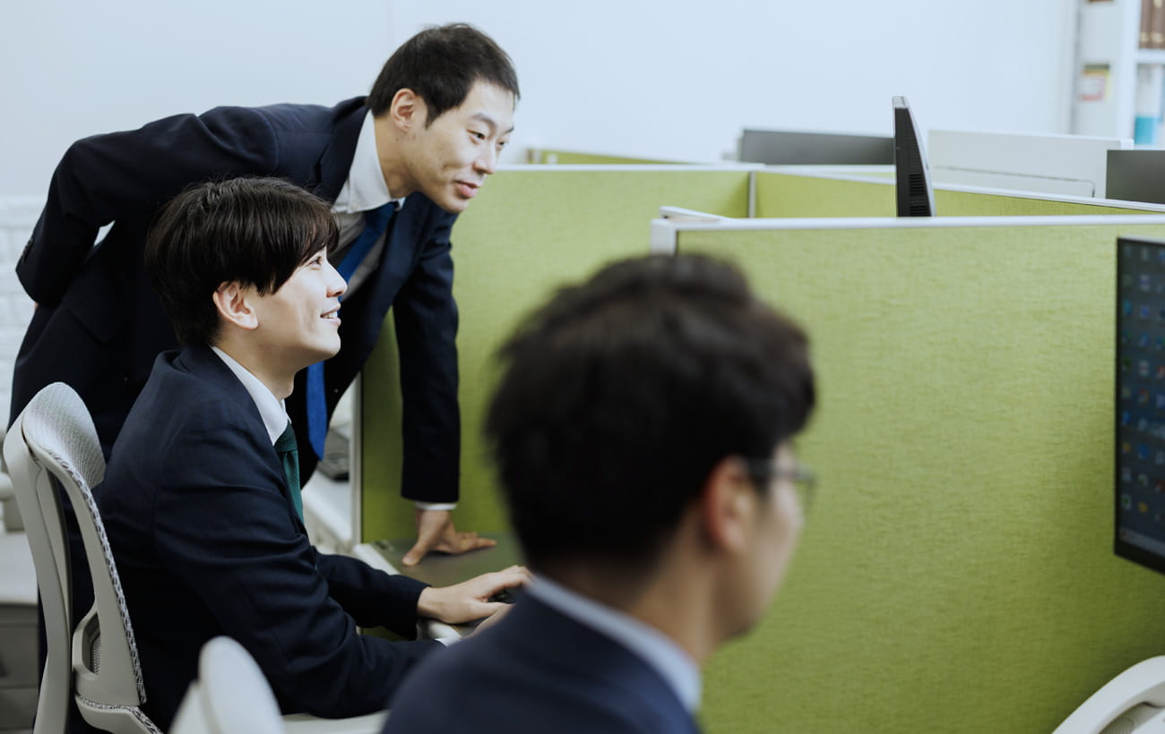 PCの画面を覗き込む菊地税理士事務所のスタッフ
