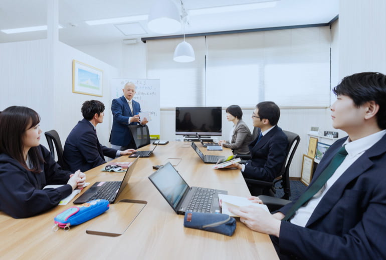 菊地税理士事務所の書籍研修の様子