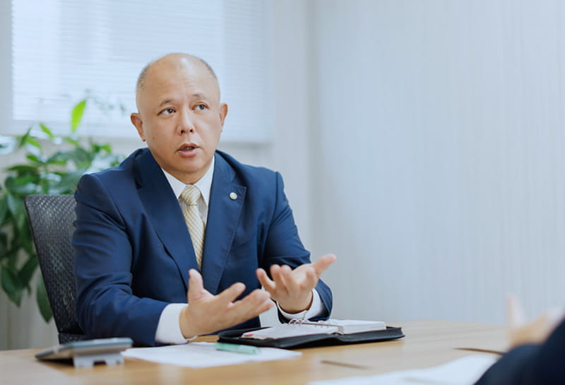 身振り手振りを交え相手の考えを引き出そうとする菊地税理士事務所 所長の菊地正和