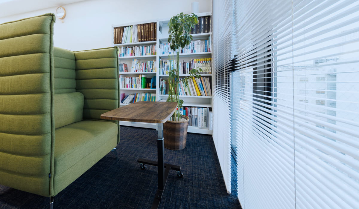 菊地税理士事務所のオフィスにある休憩用の椅子